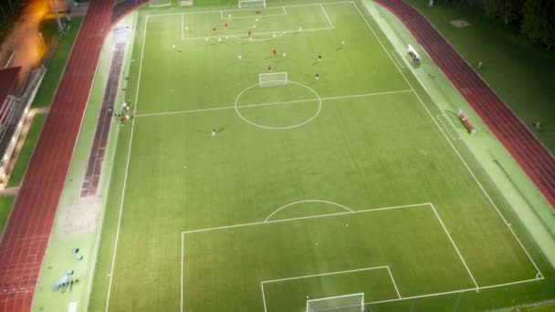 サッカースタジアムトレーニングナイト空中ビュー - 映像、動画