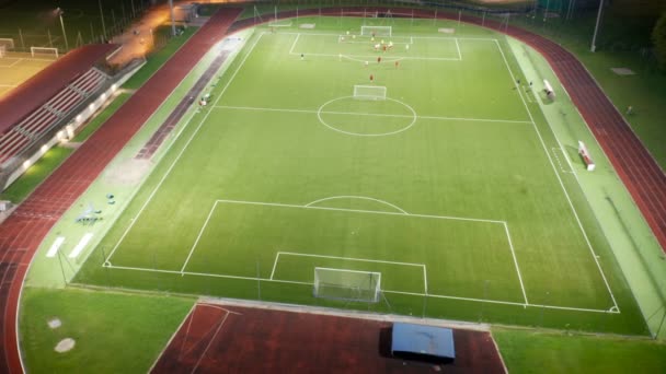 Vista aerea notturna di allenamento dello stadio di calcio - Filmati, video