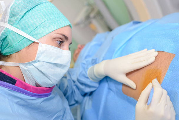 Surgeon poised to cut body with scalpel - Фото, зображення