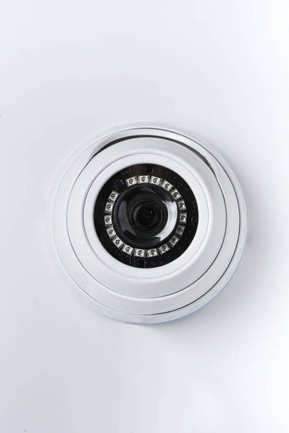 Купол круглої камери спостереження, системи контролю доступу ізольовані на білому тлі
 - Фото, зображення