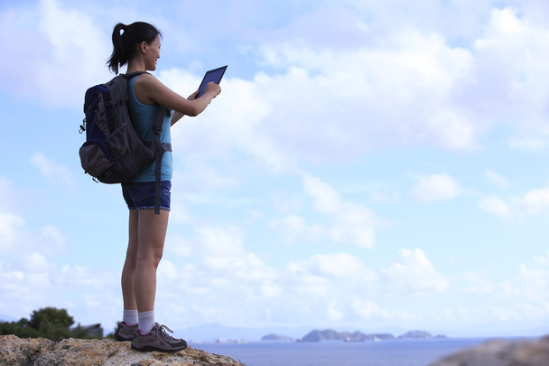 Woman hiker use tablet pc - Фото, зображення