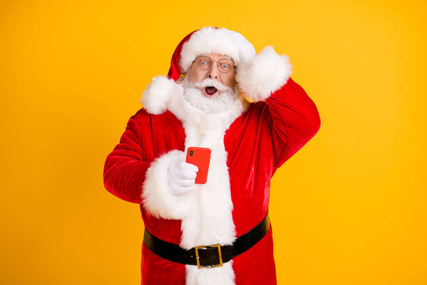 いいえ私はお祝いミス間違ったクリスマスパーティーを送信します。スマートフォンのタッチキャップの手を使用して素晴らしい灰色のひげのサンタクラスは、赤いスタイルの衣装を身に着けている独立した明るい輝きの色の背景 - 写真・画像