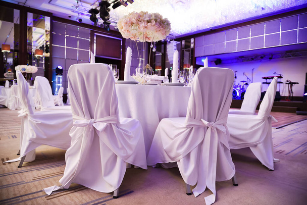 Salão de banquetes do restaurante com móveis em capas brancas. Salão cerimonial do restaurante - Foto, Imagem