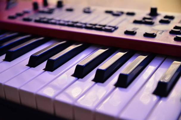 Elektronische muziek piano toetsenbord close-up bekijken - Foto, afbeelding