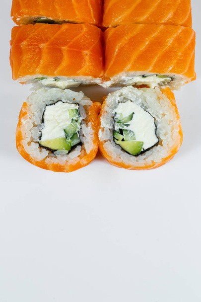 Rollos de sushi filosóficos clásicos con salmón fresco y queso crema. Comida tradicional japonesa - Foto, imagen