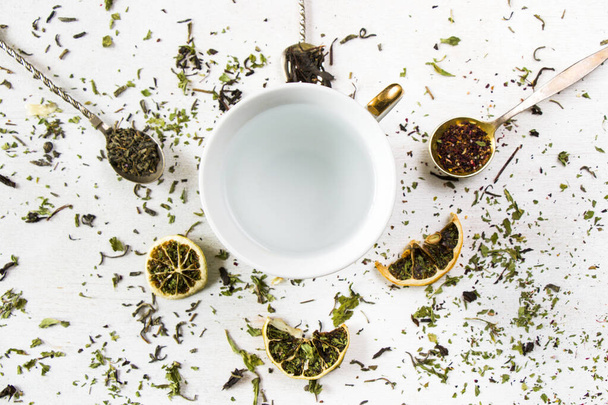 Eski gümüş kaşıklarda çay takımı, çeşitli çay ve çay çeşitleri. - Fotoğraf, Görsel
