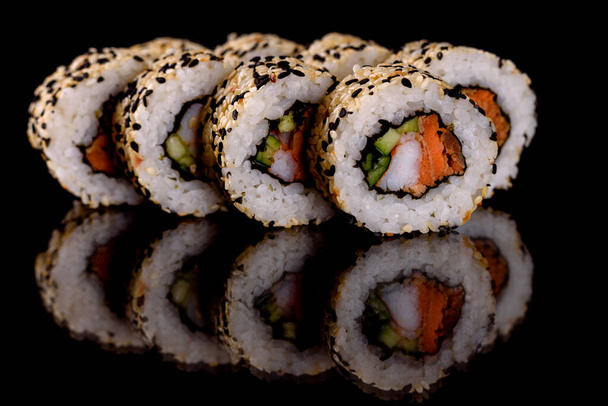 Fresco delizioso bel sushi rotoli su uno sfondo scuro. Elementi di cucina giapponese - Foto, immagini