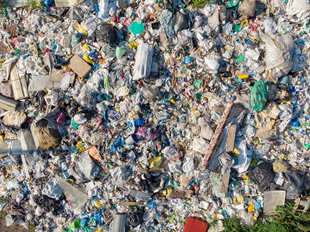 Szilárd háztartási hulladék, műanyag palackok és szemeteszsákok illegális tárolása. Földszennyezés Légköri nézet - Fotó, kép