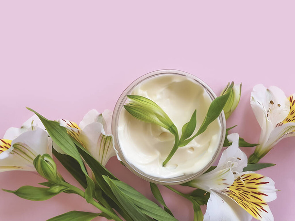 crème cosmétique, fleur sur un fond coloré - Photo, image