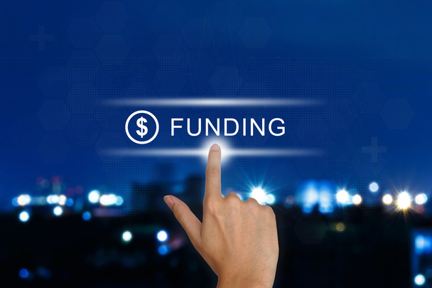 Hand drückt Finanzierungstaste auf Touchscreen  - Foto, Bild