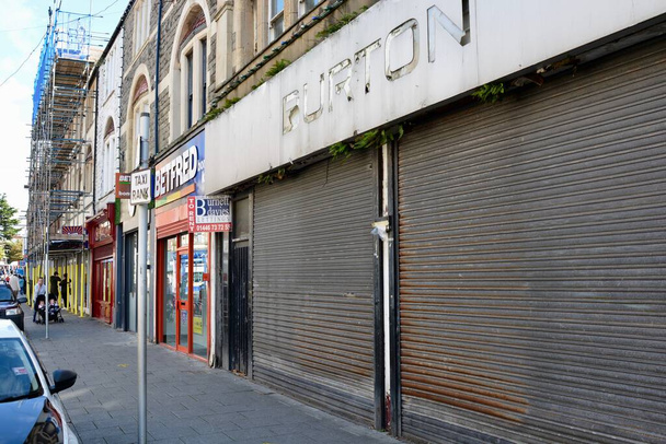 Barry, Vale of Glamorgan / Wales - Sept 29 2020: Hoton Road. Coronavirus crisis causes global recession hitting commercial sector hard. Childrens play centre shut down, ghost towns and urban decay becomes the new normal. A feeling of hopelessness - Foto, imagen