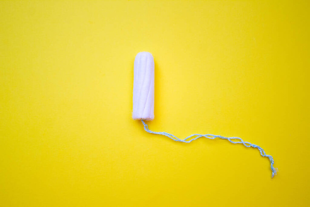 A menstruáció napjai, higiénikus tampon a menstruációhoz - Fotó, kép
