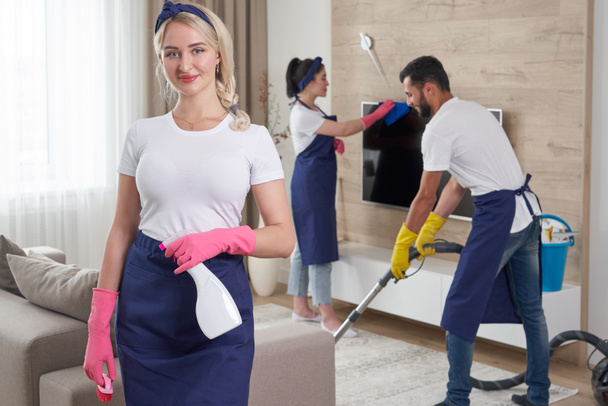 Equipe de serviço de limpeza profissional limpa a sala de estar no apartamento moderno - Foto, Imagem