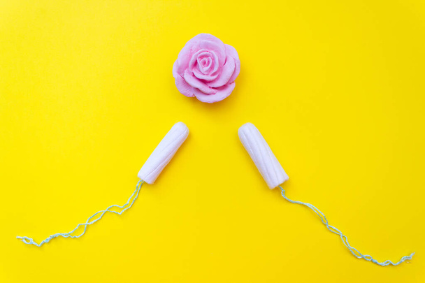 Fertilization concept. tampons similar to sperm. The flower is like an egg cell - Foto, Imagen