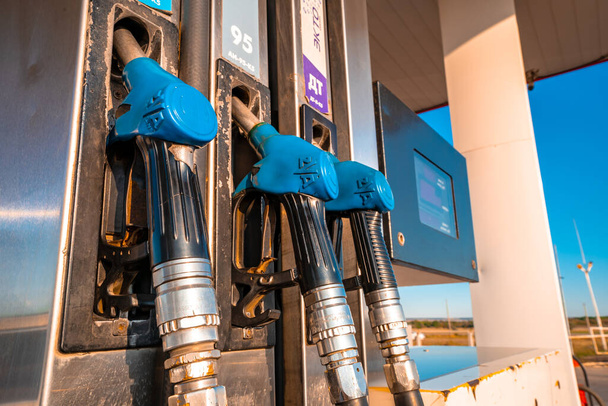Buse de carburant bleue dans la station service. Pompe de distribution de carburant. - Photo, image