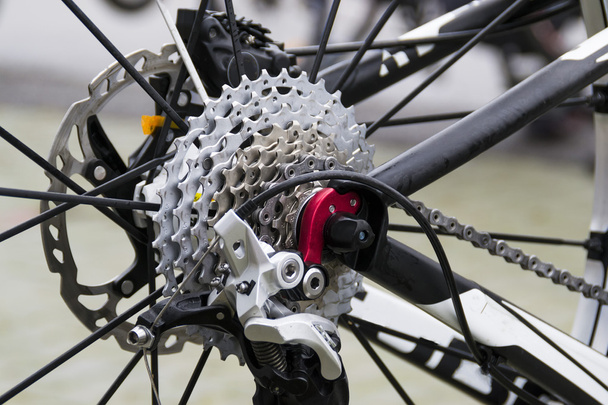 Rodas dentadas de bicicleta e descarrilador traseiro
 - Foto, Imagem