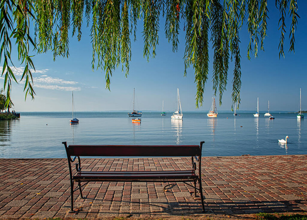 Harbor with bench at lake Balaton in the morning - Fotografie, Obrázek