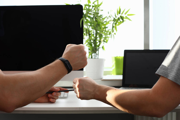 Мужские руки соединены кулаками в рабочем кабинете крупным планом - Фото, изображение