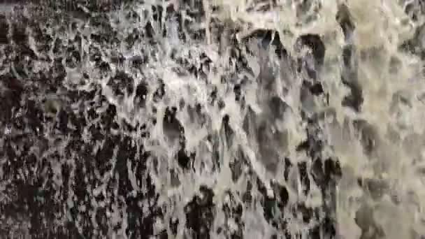 Cascade fermer au ralenti. l'eau de la cascade qui coule sur les rochers au ralenti - Séquence, vidéo
