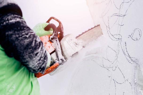 Παγογλυπτική γλυπτική άνθρωπος χρήση αλυσοπρίονο κοπεί κατεψυγμένα χειμώνα - Φωτογραφία, εικόνα