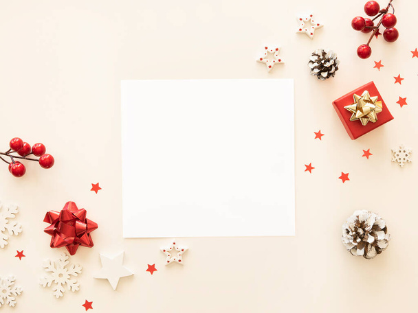 Mockup carta de Natal com cartão postal em branco e decorações de Natal no fundo branco - Foto, Imagem