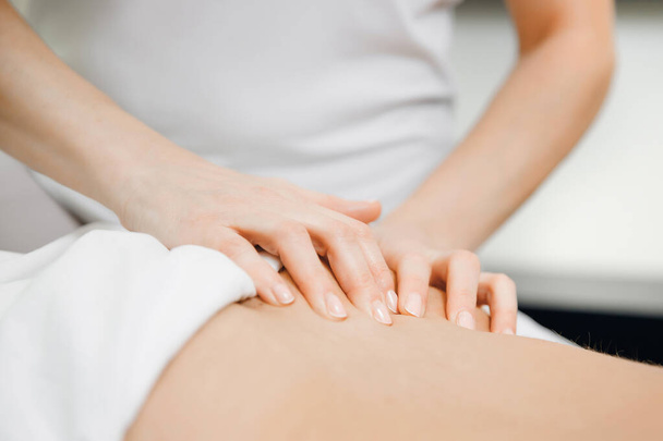 Closeup hand professional back massage beauty spa girl - Foto, immagini
