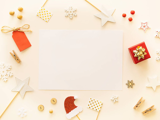 コピースペースと白の背景にクリスマスの装飾が施された新年の手紙のトップビューモックアップ - 写真・画像
