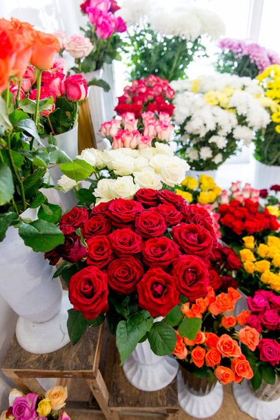 Fleurs fraîches coupées et arrangements dans la boutique de fleuriste, pistage tir - Photo, image