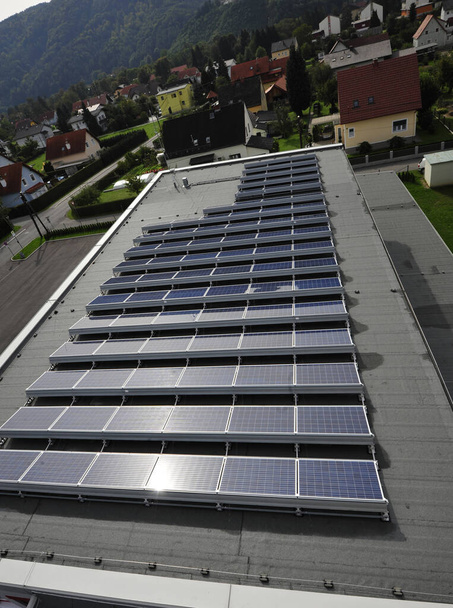 panele słoneczne na dachu domu, wykorzystujące energię odnawialną w nowoczesnych budynkach - Zdjęcie, obraz