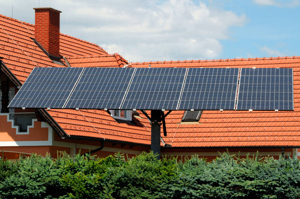 panele słoneczne na domu, wykorzystujące energię odnawialną w nowoczesnych budynkach - Zdjęcie, obraz