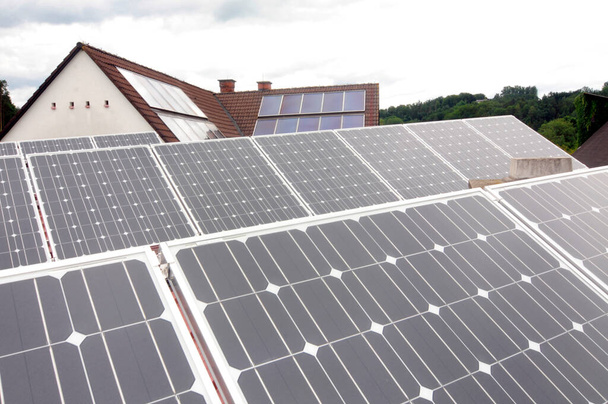 ηλιακοί συλλέκτες σε ένα σπίτι, χρησιμοποιώντας ανανεώσιμες πηγές ενέργειας σε σύγχρονα κτίρια - Φωτογραφία, εικόνα