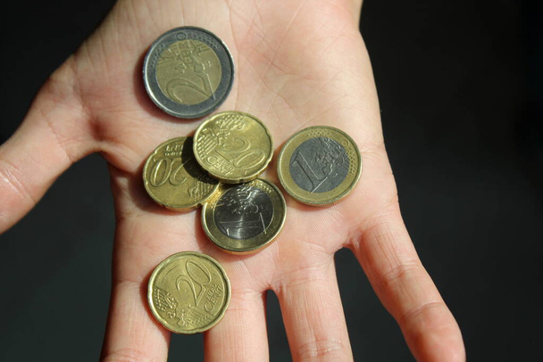 Bir çocuğun ellerinde Euro sikkeleri - Fotoğraf, Görsel