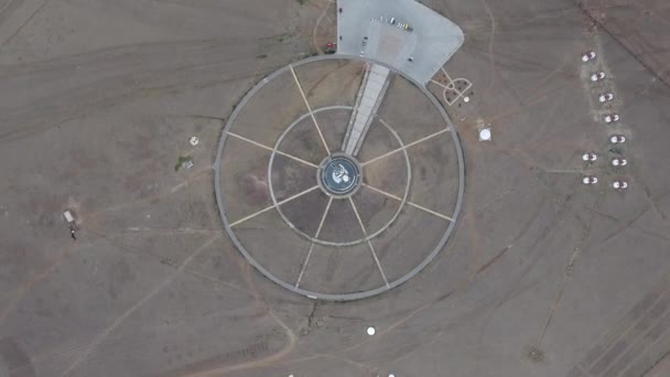 Aereo drone colpo volare alto sopra genghis khan statua equestre in Mongolia - Filmati, video