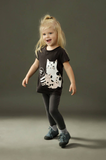 Stúdió lövés 3 éves divatos gyerek a szürke háttér - Fotó, kép