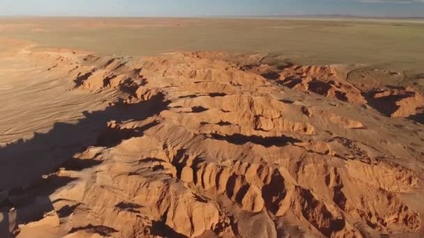 Úžasný velký letecký pohled na Hořící útesy kaňon Bayanzag Mongolsko fosilní stránky - Záběry, video
