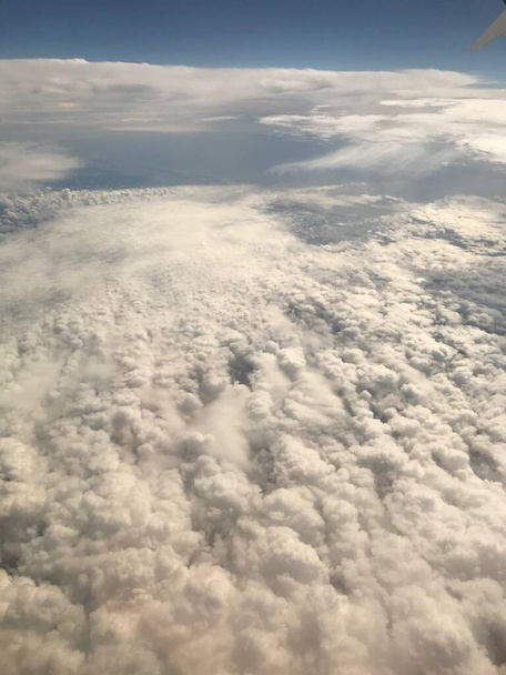 Über den himmlischen Wolken fliegen - Foto, Bild