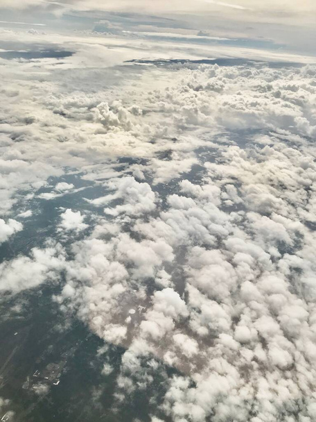 Lentävät taivaallisten pilvien yllä - Valokuva, kuva