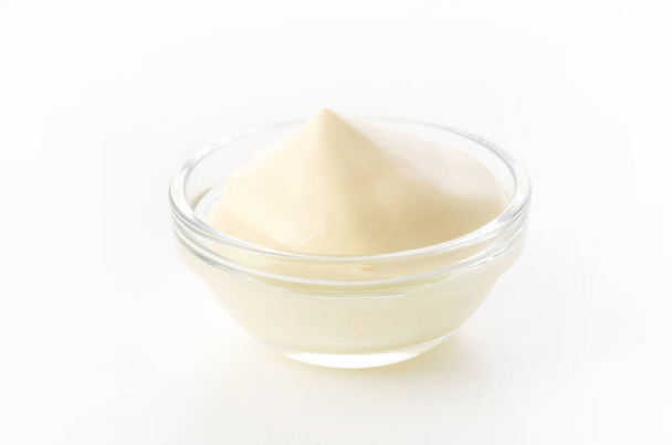 Köstliche Mayonnaise auf weißem Hintergrund - Foto, Bild