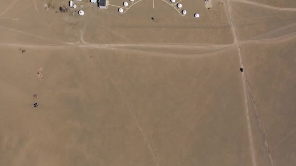 Amazing deserted yurts in gobi desert mongolia aerial drone shot - Footage, Video