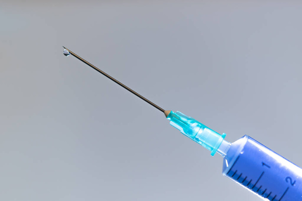 Nahaufnahme einer medizinischen Spritze mit einem Impfstoff - Foto, Bild