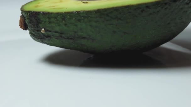 De helft van avocado onthullen met noten. Sluiten. - Video