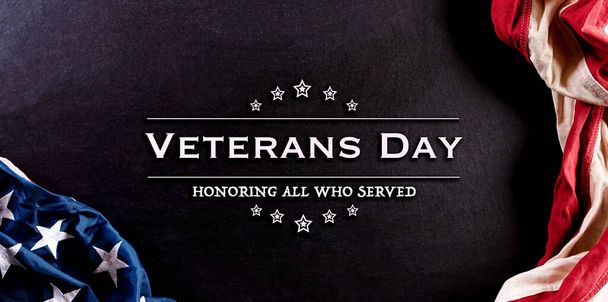 Feliz concepto del Día de los Veteranos. Banderas americanas contra fondo de pizarra. 11 de noviembre. Día.. - Foto, Imagen