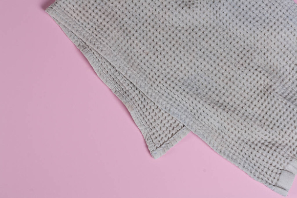 Šedý texturovaný ručník na růžovém pozadí - Fotografie, Obrázek