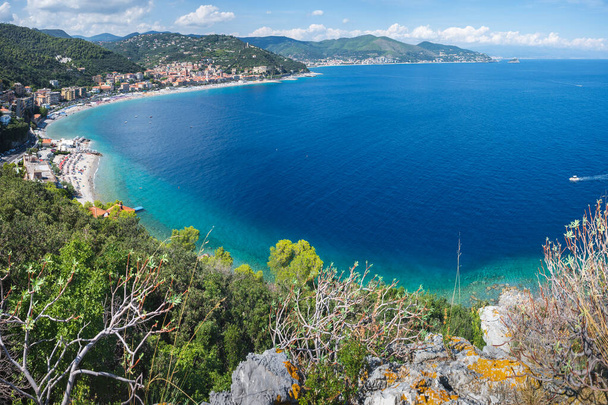 Noli, in una giornata molto soleggiata, le sue torri e un mare azzurro, Liguria, Italia - Foto, immagini