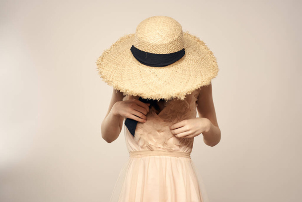 Romantische Frau mit Hut und Kleid auf hellem Hintergrund gestikuliert mit ihren Händen Porträt lustige Emotionen ausgeschnittene Ansicht - Foto, Bild