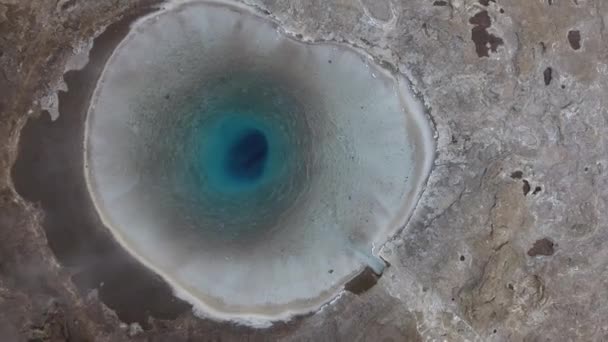 Drone aérien de Strokkur, un geyser de fontaine situé dans une zone géothermique. Les geysers les plus célèbres d'Islande - Séquence, vidéo