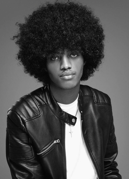 Fashion portrait of handsome african man with afro hairstyle. - Foto, afbeelding