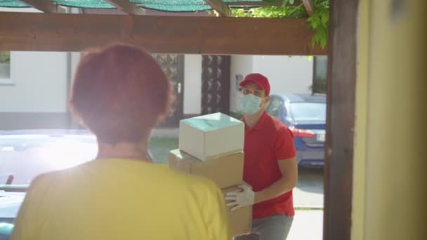 Engen: Rücksichtsloser Kurier wirft Pakete in Richtung Seniorin, die Tür öffnet - Filmmaterial, Video