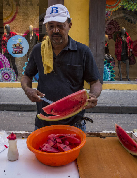 Cartegena, Colombia - December 15, 2015 - Street vendor cuts a watermelon for sale - Zdjęcie, obraz