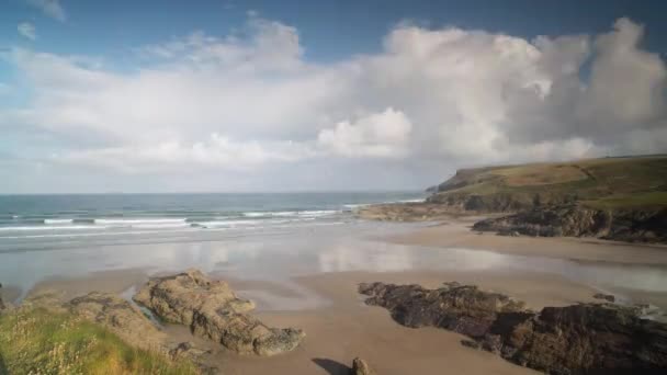 Loopbare video van wolken in de lucht boven polzeath strand in Engeland - Video